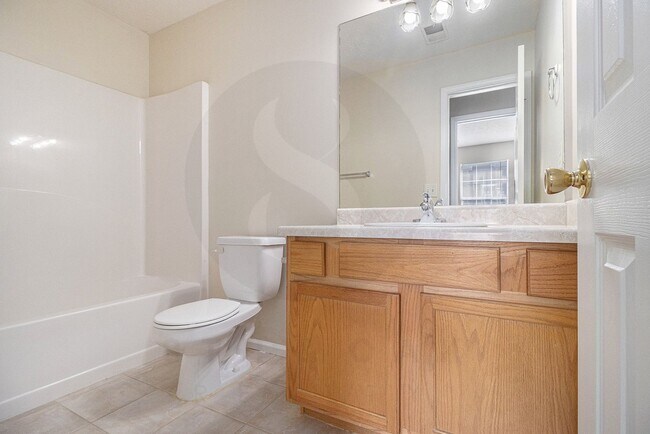 Building Photo - Spacious 3BR/2.5BA End-Unit Townhome!