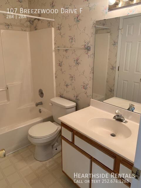 Building Photo - 107 Breezewood Dr