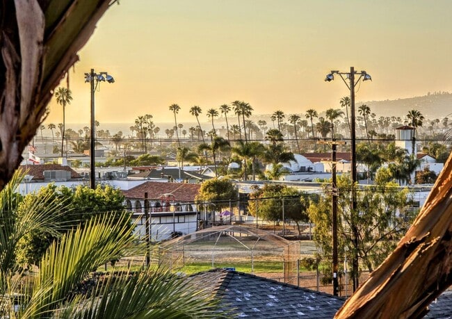 Building Photo - Welcome to your beautiful beach cottage, perfectly situated in Ocean Beach!