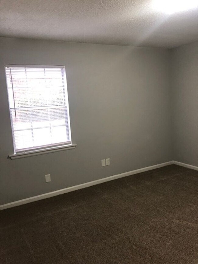 Building Photo - 113/115 Rainbow Court