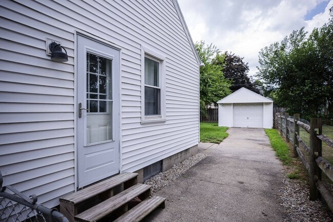 Building Photo - Beautifully updated two bedroom home in We...
