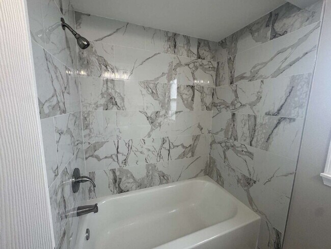 Building Photo - Spacious 3-Bed, 2-Bath Home in Berkley