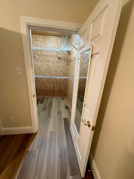 Building Photo - 408 S Hanley Rd