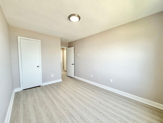 Building Photo - 208 Point Beach Dr