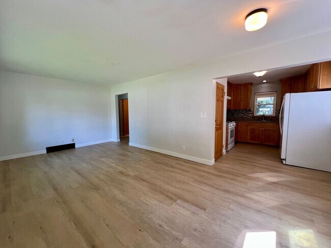 Building Photo - 1/2 Off 1 Month Rent