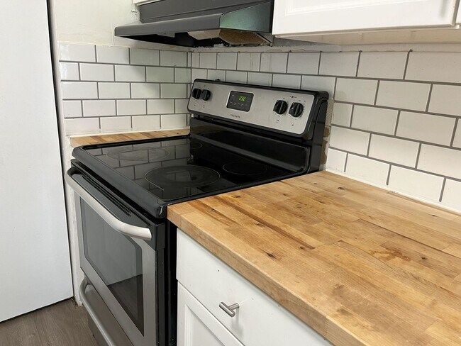 Building Photo - Modern 3-Bedroom Charmer with Bright Inter...