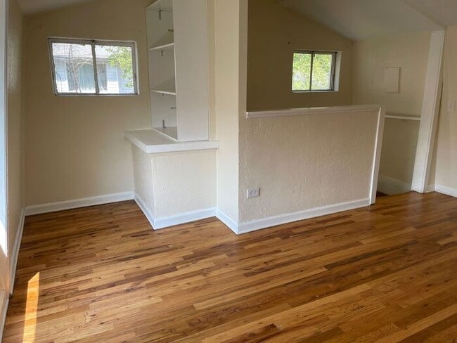 Building Photo - Carriage house: large two-story 1bed/1bath