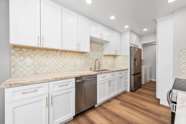 Building Photo - Condo for rent in Santa Barbara Near UCSB
