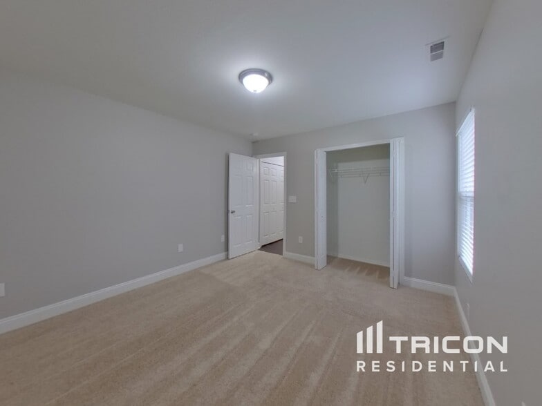 Building Photo - 4116 Larkhaven Village Dr