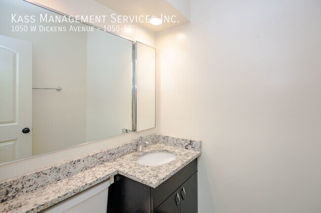 Building Photo - 1050 W Dickens Ave