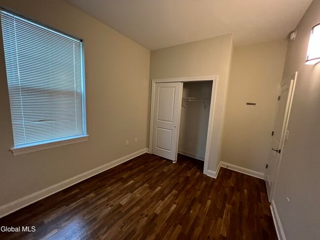 Building Photo - 733 Broadway