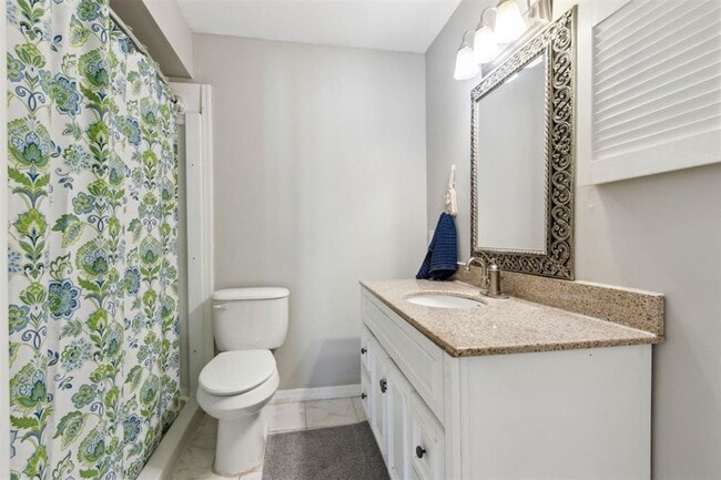Building Photo - Charming 1BR Condo – Walk to the Beach! Fi...
