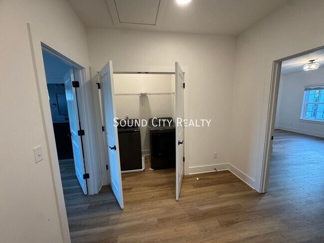 Building Photo - 700 N Dupont Ave