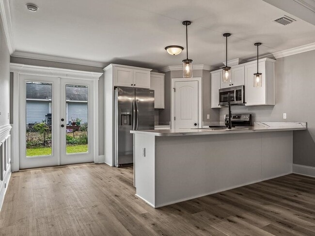 Building Photo - 4-Bedroom Available in April!