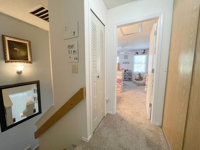 Building Photo - Charming 2 bedroom townhome with cute back...