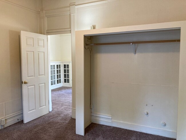 Building Photo - Campus House ~ 4 bedroom, 2 bath