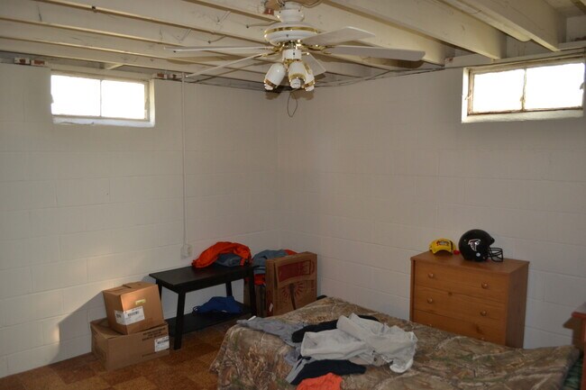 Building Photo - Nice 3-4 Br, 2 Bath Ranch style home, fenced in yard, garage, patio, full basement