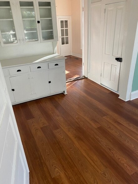Pantry and extra storage in kitchen - 527 Cambridge Ave E