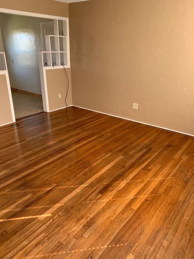 Building Photo - Two bedroom 1 bath