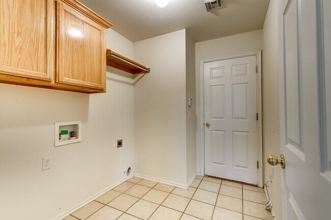 Building Photo - Edmond Schools + 4 bedrooms
