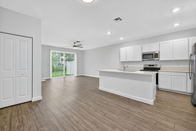 Building Photo - 303 SE Crossoak Ln