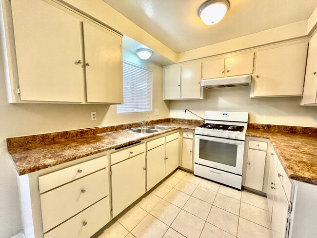 Building Photo - 2501 W Redondo Beach Blvd