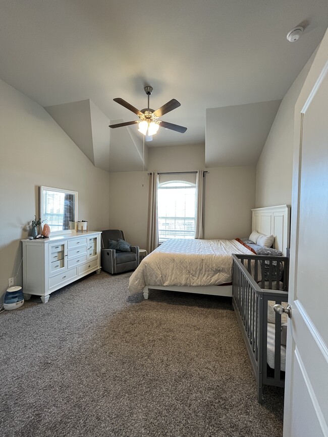 Master bedroom - 4484 Beaver Ln