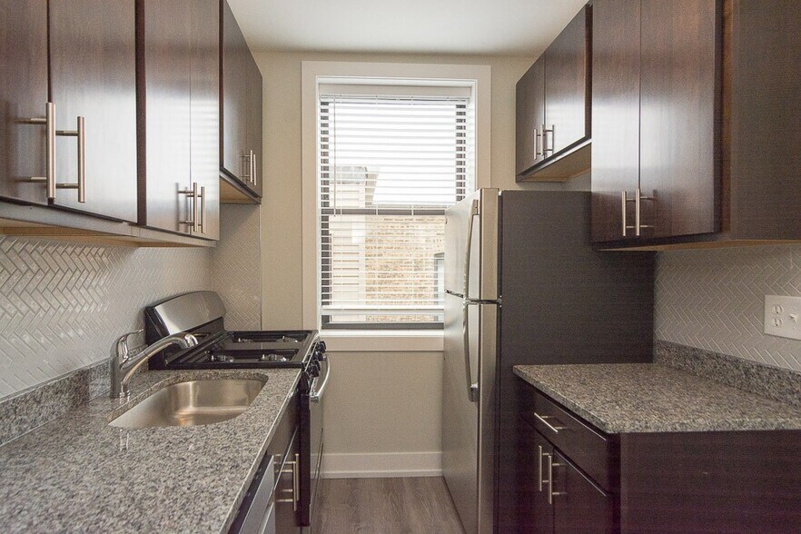 Building Photo - 711 W Brompton Ave