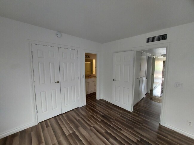 Building Photo - Upstairs 2BD/1.5BA Condo with Washer/Dryer...