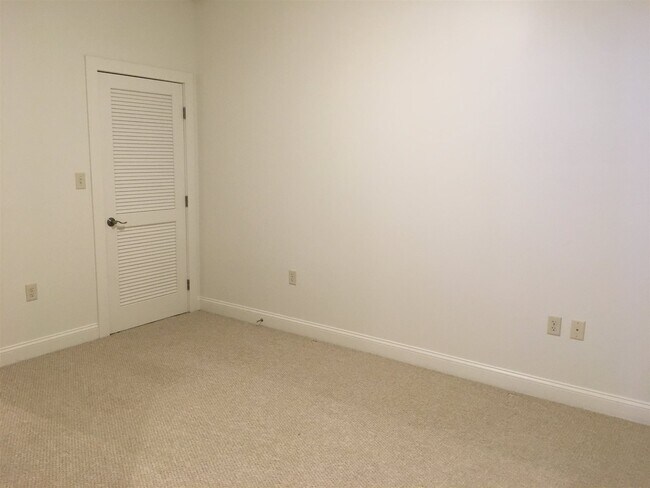 Building Photo - 875 Elm St