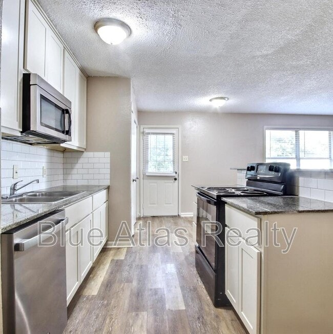 Building Photo - 3901 Royal Crest Dr