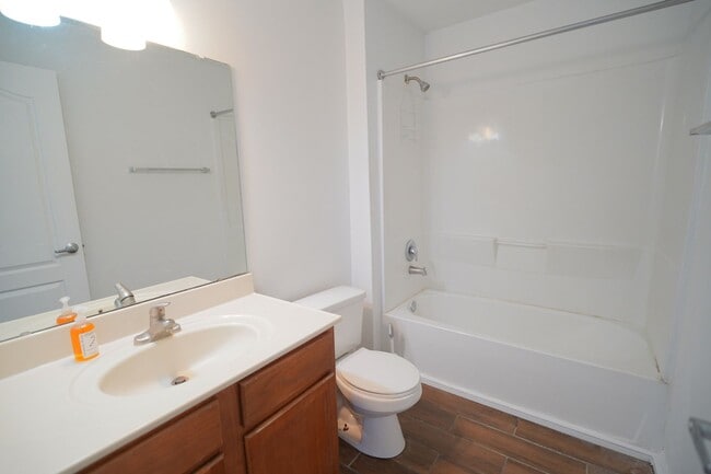 Building Photo - 3 Bed / 3 Bath Condo in Gated Community