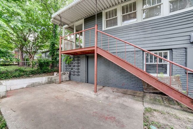 Building Photo - Remodeled Historic 3 Bedroom in The Heights!