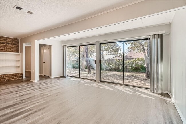 Building Photo - ? Modern 3-Bedroom Bedford Home with Spacious Layout ?