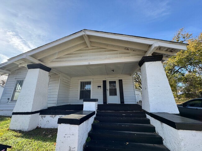 Primary Photo - 217 SW B St / 217 SW B St 1/2