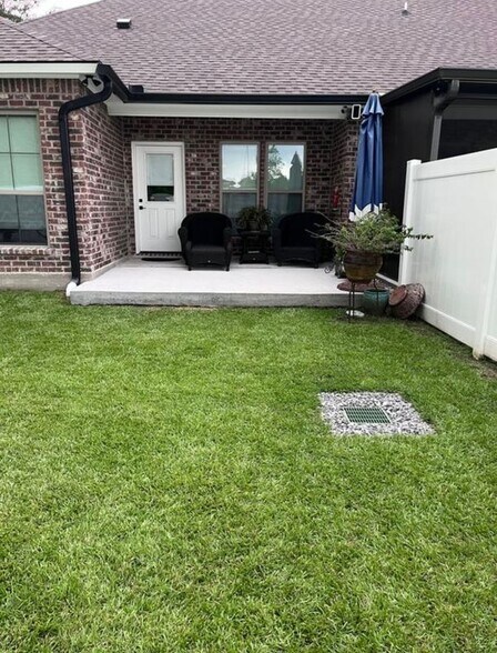 Building Photo - 37071 Woodbine Ct