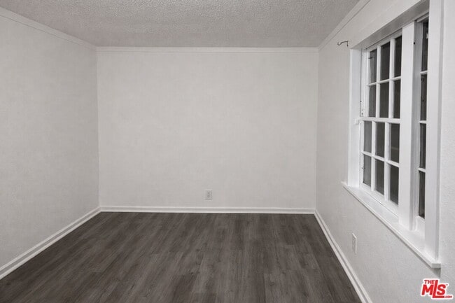 Building Photo - 993 W Hays St