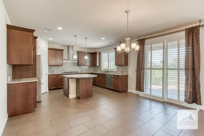 Building Photo - Beautiful 4 bedroom home on the Golf Course!
