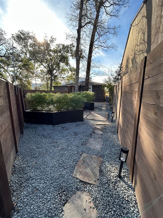 Building Photo - 4019 Ascot Ln