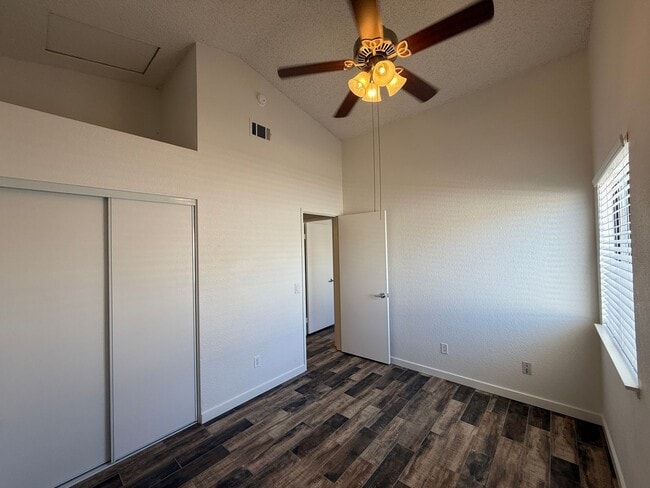 Building Photo - Palmdale 3 + 2 Available Now!