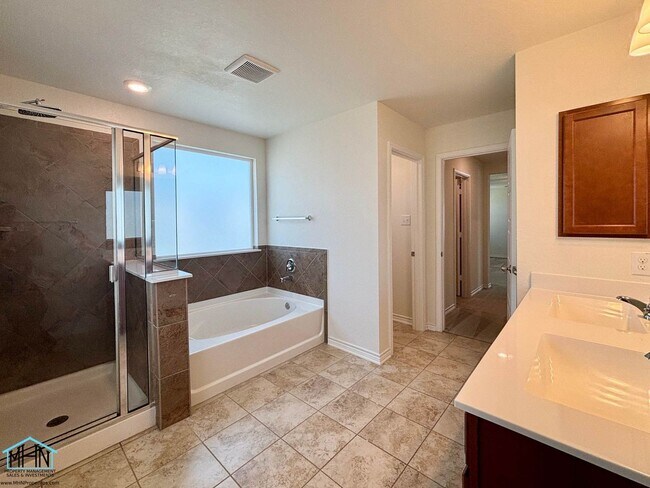 Building Photo - Gorgeous 4 bedroom, 3.5 bath home, minutes...