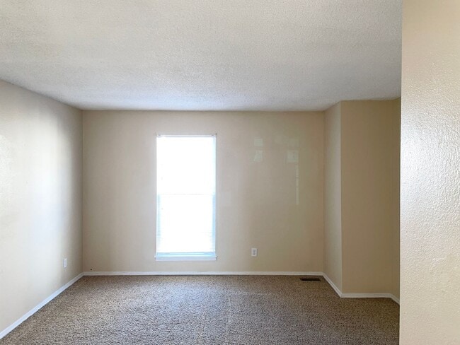 Building Photo - 2 BEDROOM TOWNHOME IN A PRIME LOCATION!!