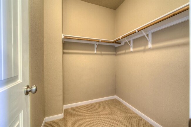 Building Photo - 405 S Meadowlark St