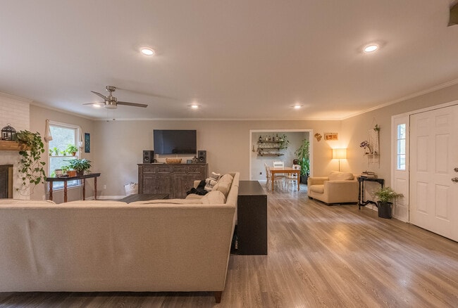 Building Photo - 210 Elliott Ct