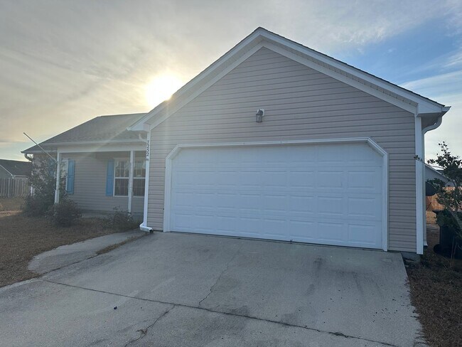 Building Photo - 3 bedroom 2 Bathroom Home