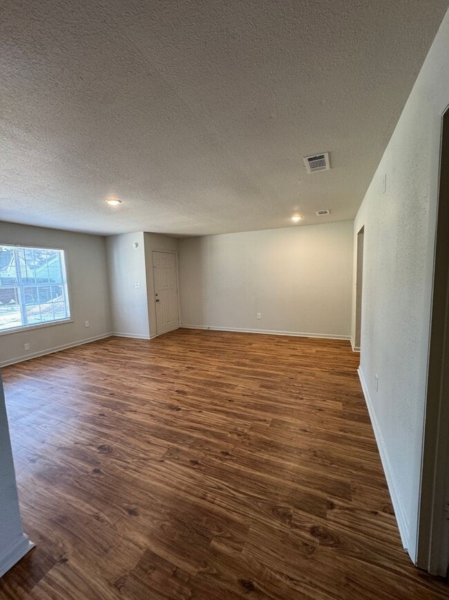 Building Photo - 2 BED / 1 Bath Apartment in Truman.  READY NOW!
