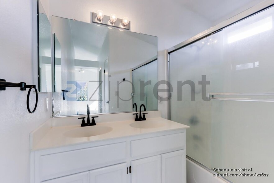 Building Photo - 741 Vinca Ct