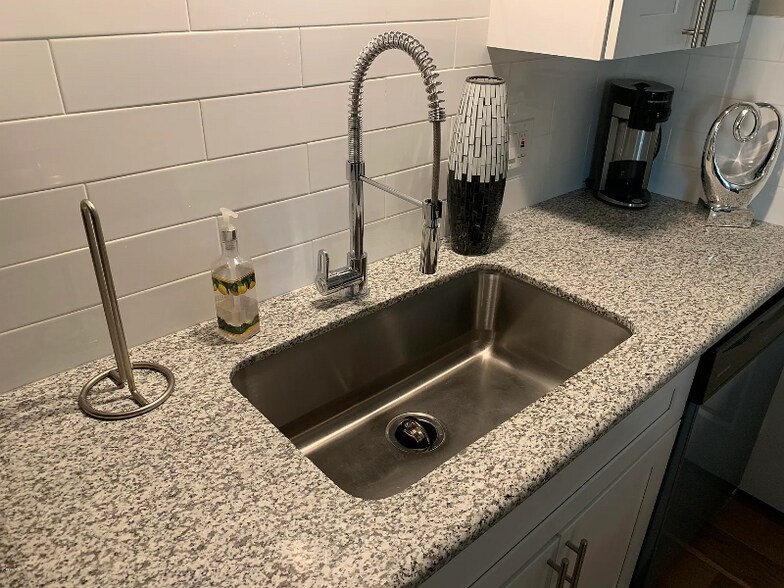 Building Photo - 4710 E Portland St