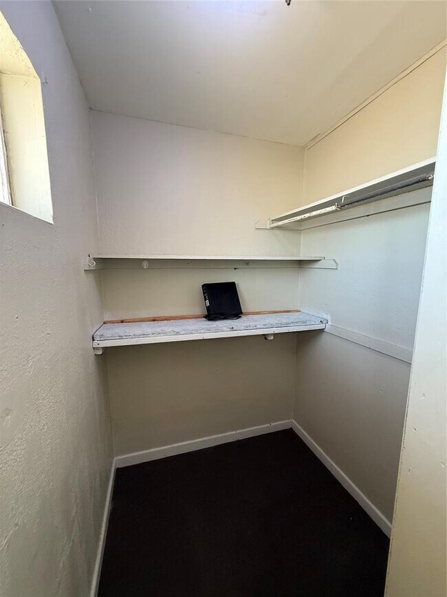 Building Photo - 1020 S Rock Island Ave