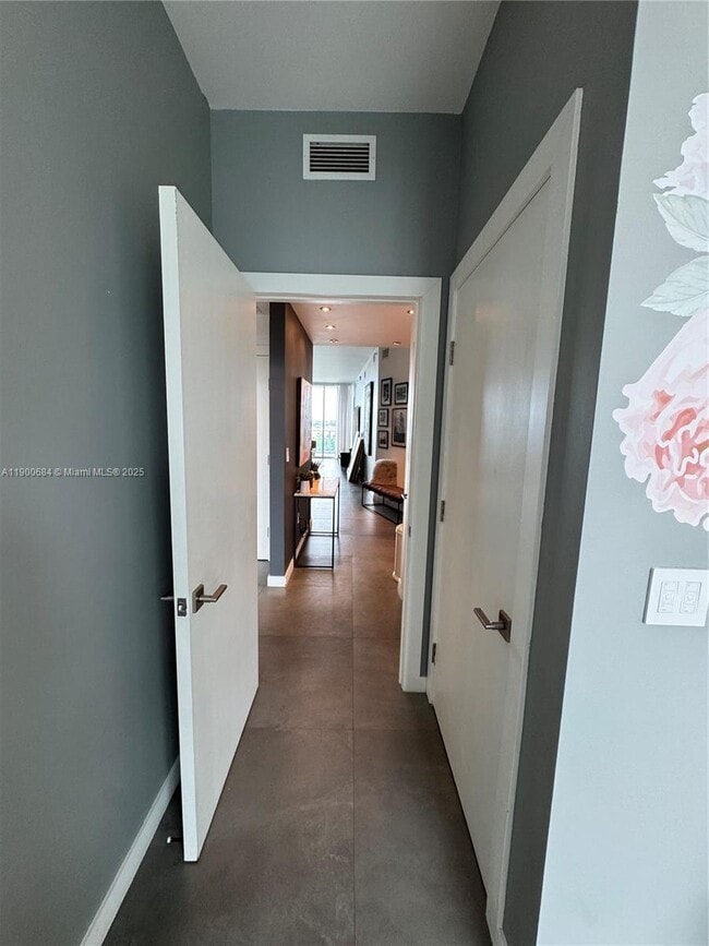 Building Photo - 2020 N Bayshore Dr